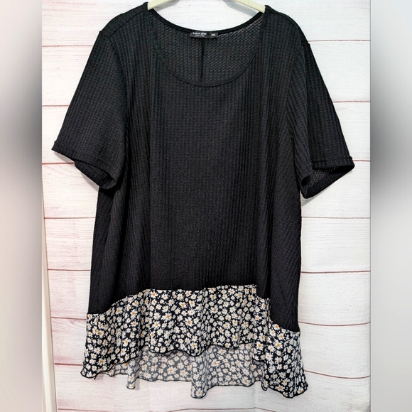 Euc Shein black waffle 🧇 knit short sleeve shirt with floral chiffon trim 2X/3X - Picture 1 of 8